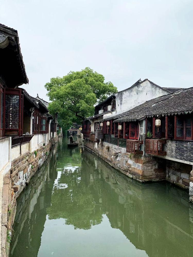 对待自私的人是应该比他更自私还是去感化他？